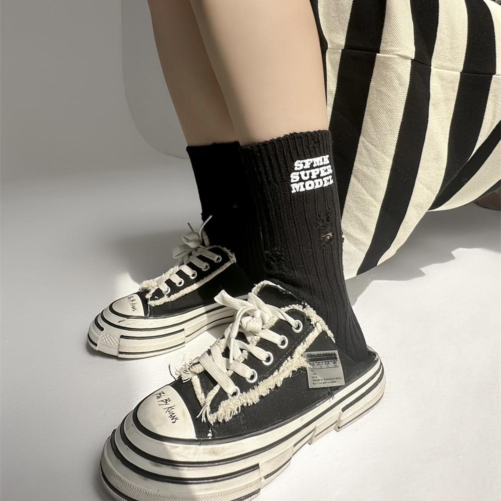 Lochsocken Englische Buchstabenstickerei Bettlersocken Streetstyle Kreativ Einfarbig Internet-Berühmtheit Mittellange Stapelsocken