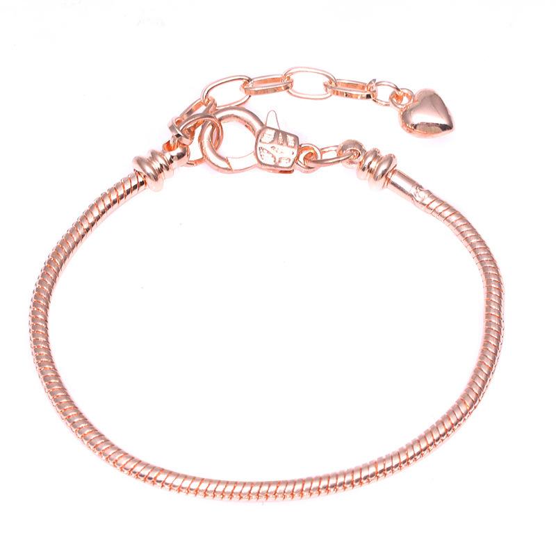 Eenvoudig zelf te maken slangenkettingarmband met Europese bedeltjes, een modieuze sieradenstijl voor dames, zoals die van Mary Poppins.