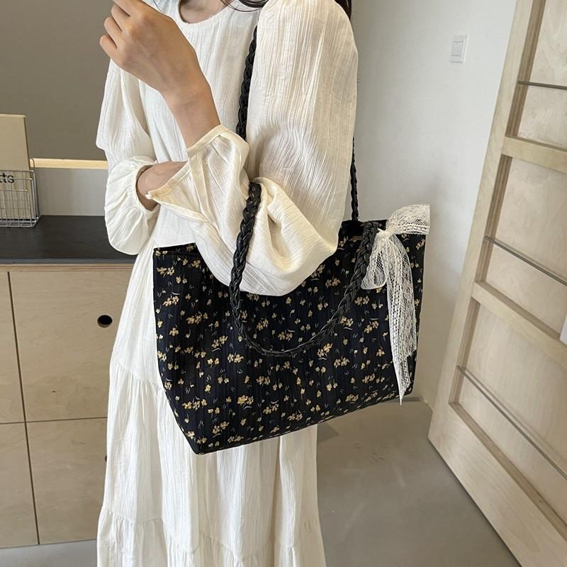 Chic Street Style Canvas Tote Bag For Women With Soft Texture And Spacious Design Ideal For Commuting