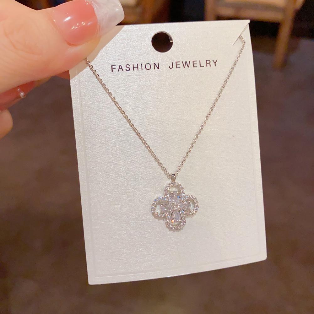 Exquisite Zirconia Four-Leaf Clover Stud Earrings and Necklace Set: Elegant Light Luxury with a High-End Feel.
