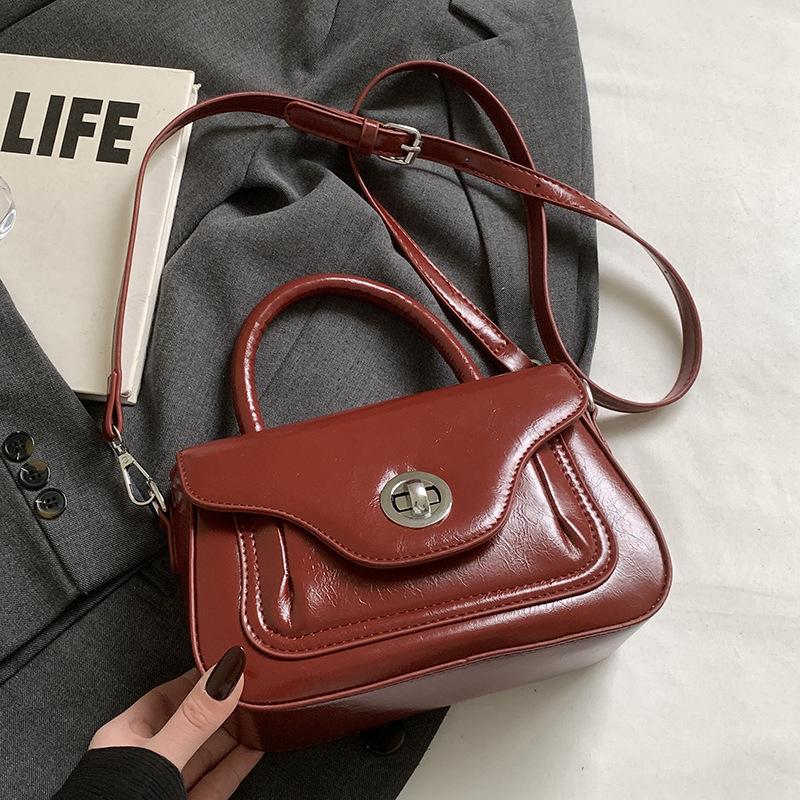 

Korean hot-selling fashion retro oil wax leather texture portable small square bag women s commuting temperament versatile messenger bag