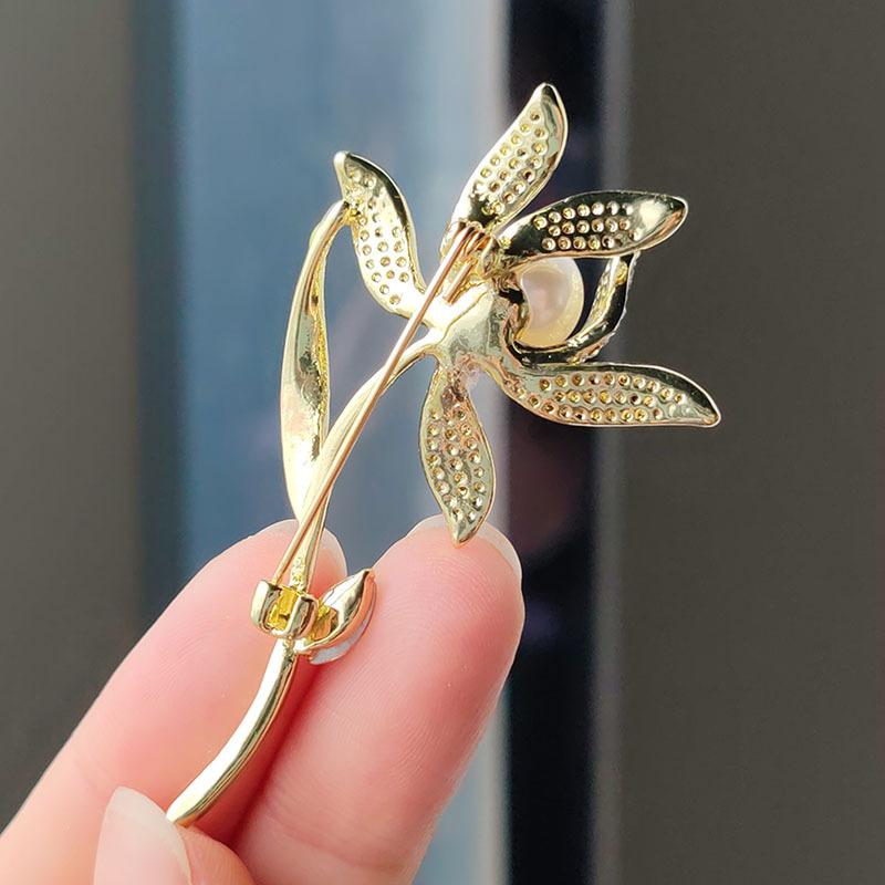 High-End Fashion Light Luxury Daffodil Corsage Female Inlaid Zircon Plant Brooch Versatile Clothing Accessories Factory