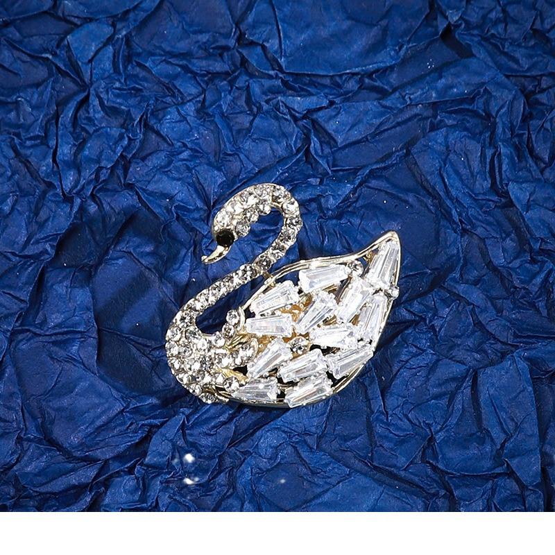 Luxury Animal-Themed Corsage: Elegant Holiday Gift for Women