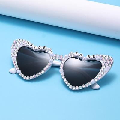 Herzförmige Fassung Perlendekoration Sonnenbrille Englische Buchstaben Sonnenschutz Reisebrille Bunt Braut Brillen