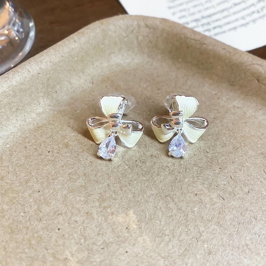 Seaside vacation wind gradual change oil painting wind petal stud earrings small fresh sweet earrings light luxury niche high sense earrings