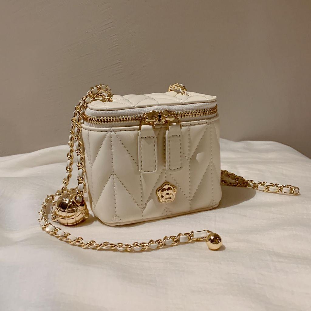 Camellia Diamond Chain Messenger Bag - Versatile, Trendy, and Casual Shoulder Bag