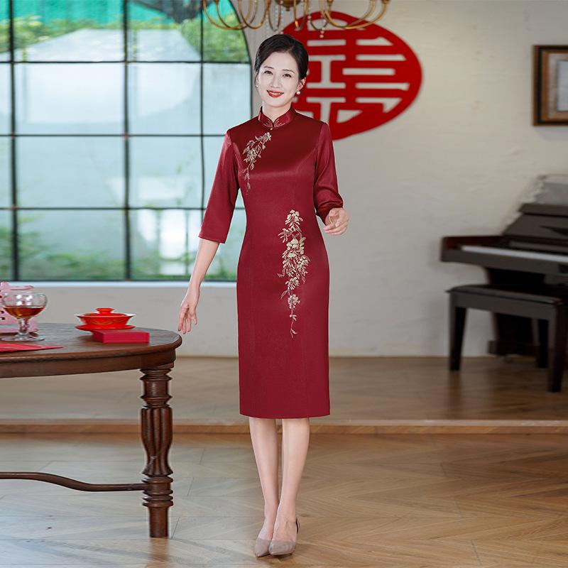 Elegant Dark Red Qipao for Autumn 2025: High-End Wedding Banquet Dress for Middle-Aged Mothers