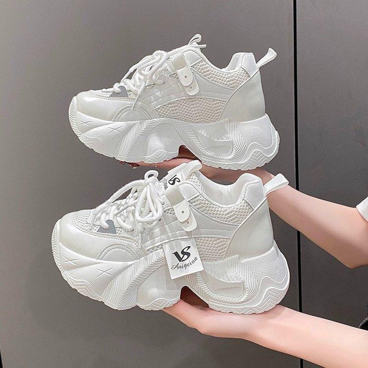 Small women with visible feet, new breathable mesh sneakers in autumn, thick-soled small people increase in height