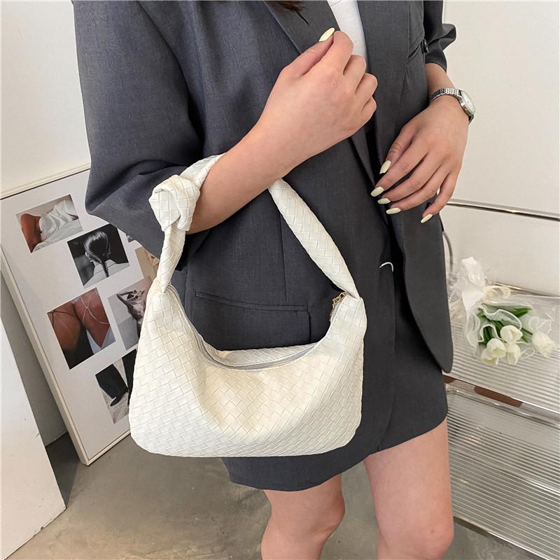 Internet celebrity retro simple bag women 2025 new fashion casual oblique span woven bag shoulder armpit small square bag