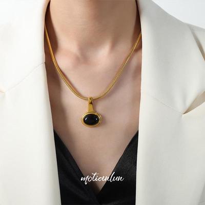 British Retro High-End Gold-Plated Oval Pendant Necklace with Glass Design On a Snake Bone Chain