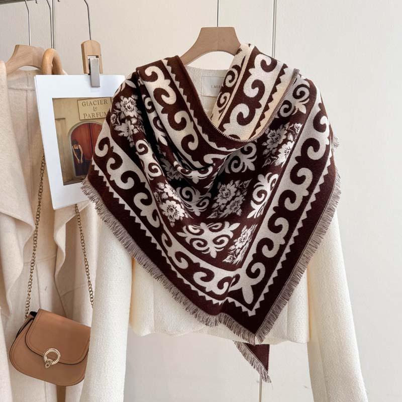 Spot autumn and winter roll grass triangle towel European and American retro skin-friendly boutique jacquard cashew flower imitation cashmere shawl