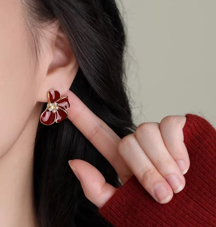 French retro red enamel lucky grass earrings with a feminine and high-end feel, age reducing earrings 925 silver needles