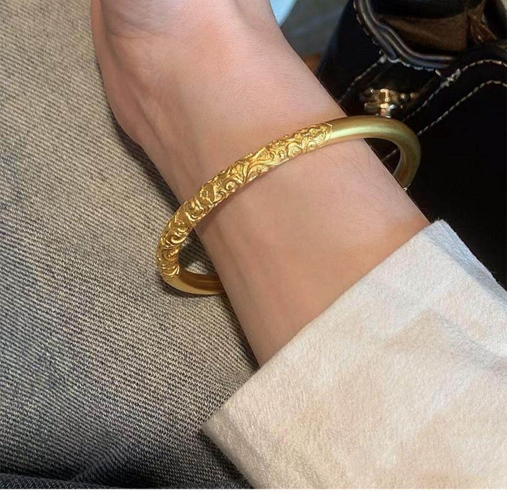 Elegant Coiled Grass Pattern Bracelet: Colorfast, High-End Chinese Style, Perfect Simple Gift for Weddings or Birthdays.