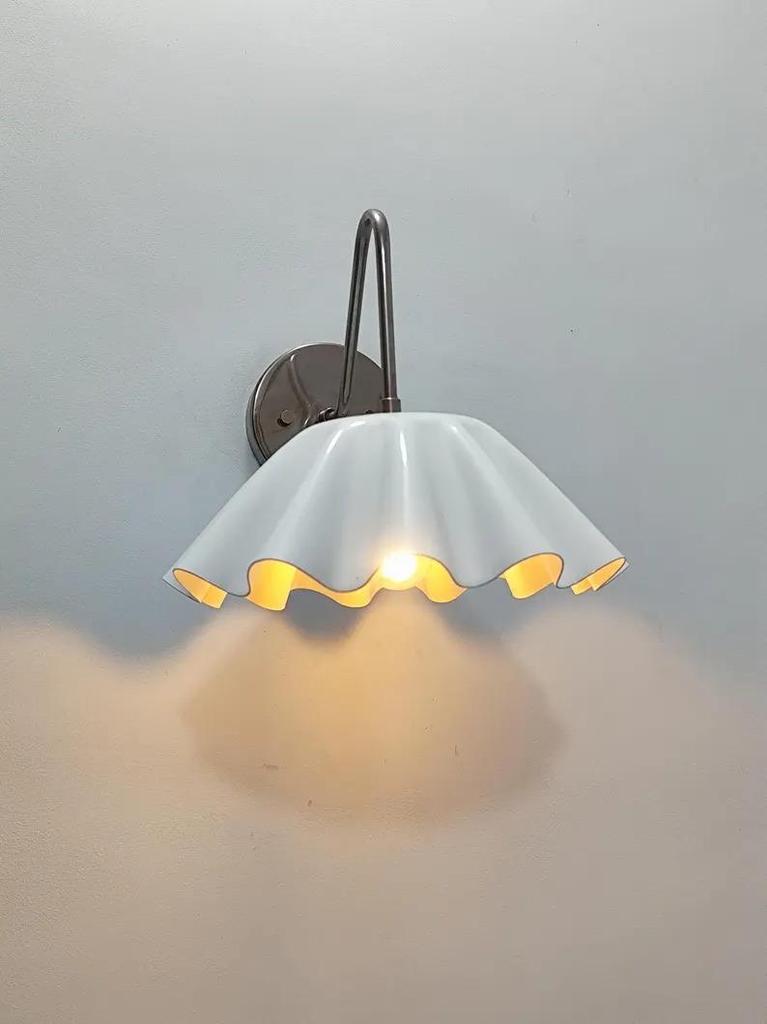 Vintage Brass Wall Sconce with Wavy White Shade – Mid-Century Modern Wall Light for Home Decor & Ambient Lighting