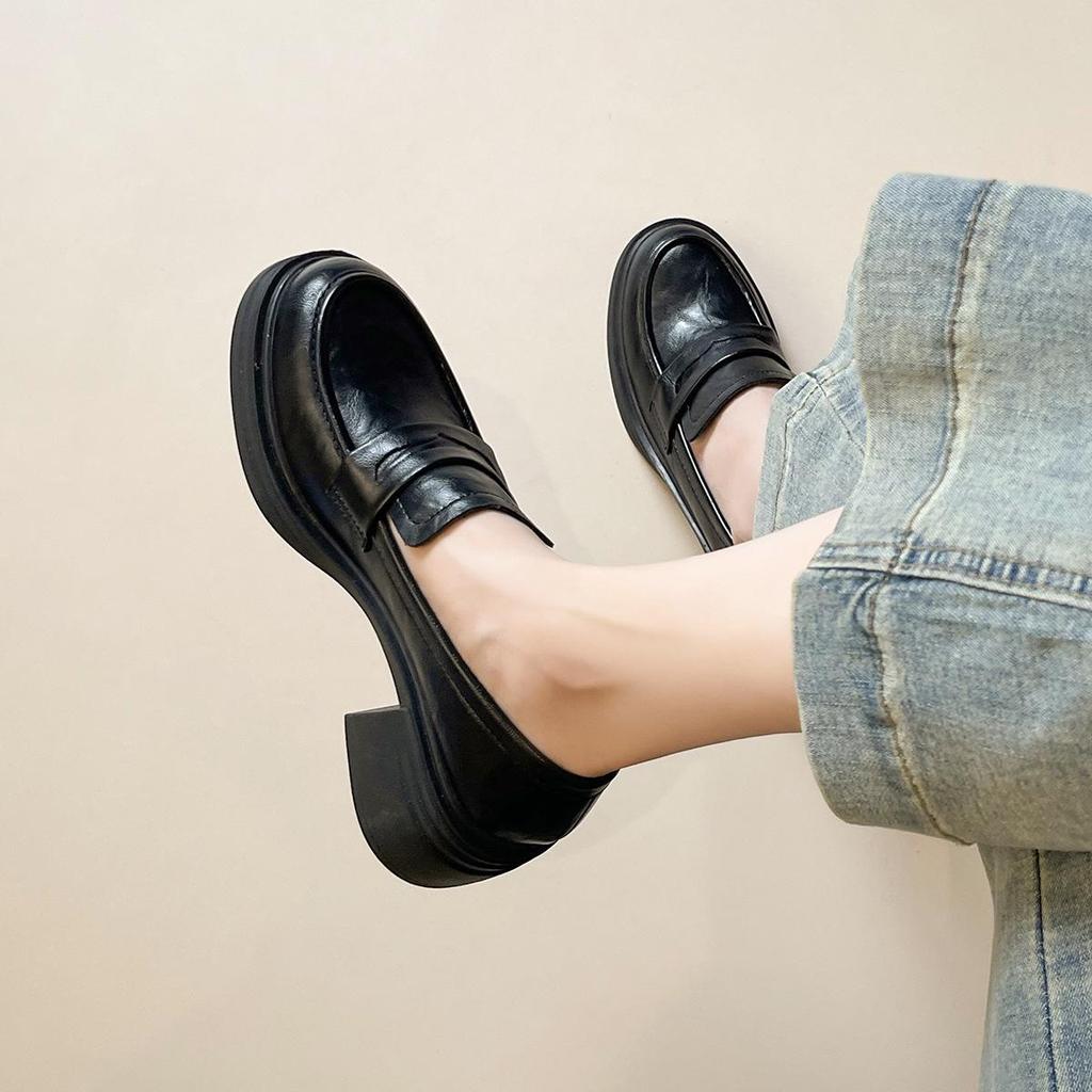 Weiwei Girl Vintage Slip-On Loafers: Chunky Heel, Thick-Soled, British-Style Women's Leather Shoes.