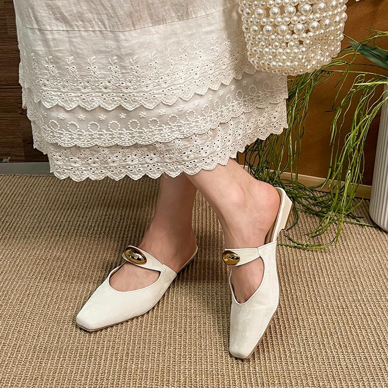 

Мода 2025 Лето Новые Женские Шлепанцы с Закрытым Носком Модная Металлическая Декорация Квадратный Носок Низкий Каблук Сандалии Классика Повседневные Домашние Шлепанцы 35 бежевый