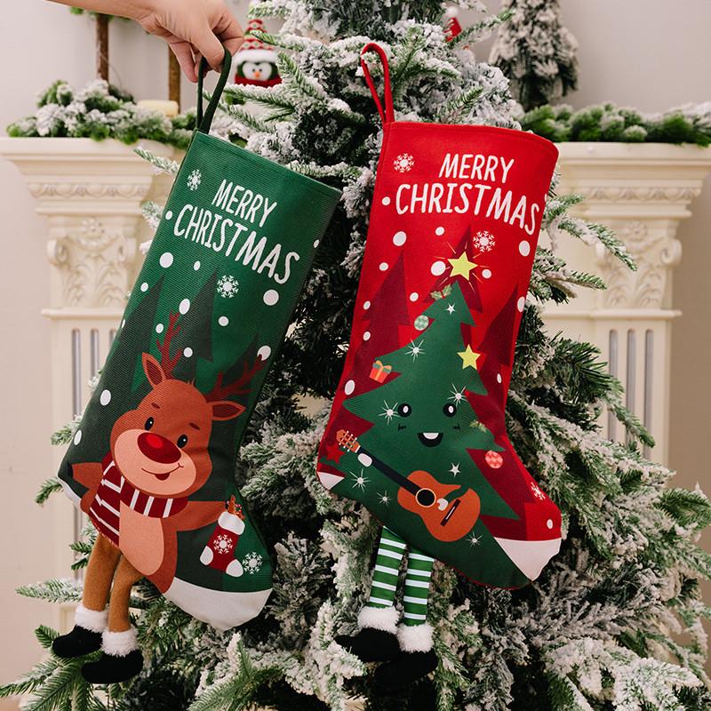 Lebhaft bunte Weihnachtssocken mit Designs von Weihnachtsmann, Schneemann und Rentieren