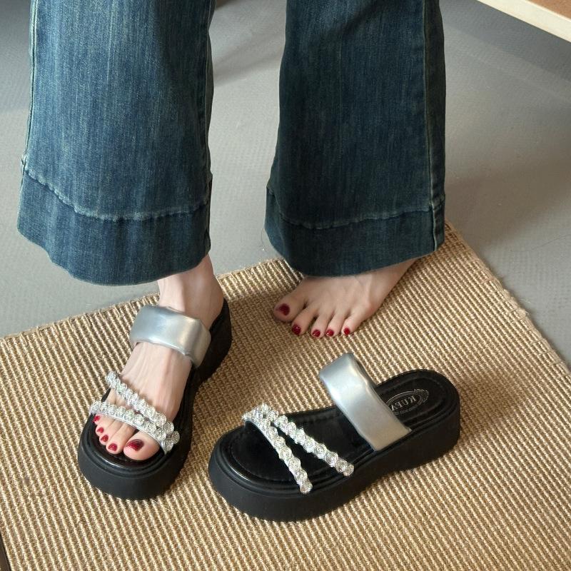 Beautiful thick-soled toe cool slippers women's summer wear 2025 new versatile rhinestone flip-flops non-slip beach shoes