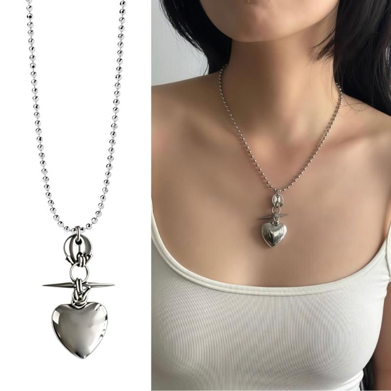 Heart Pendant Necklace, Silver Tone 304 Stainless Steel Y2K Clavicle Chain for Daily Outfits, Styling Variety, Commuting, Parties and Casual Wear
