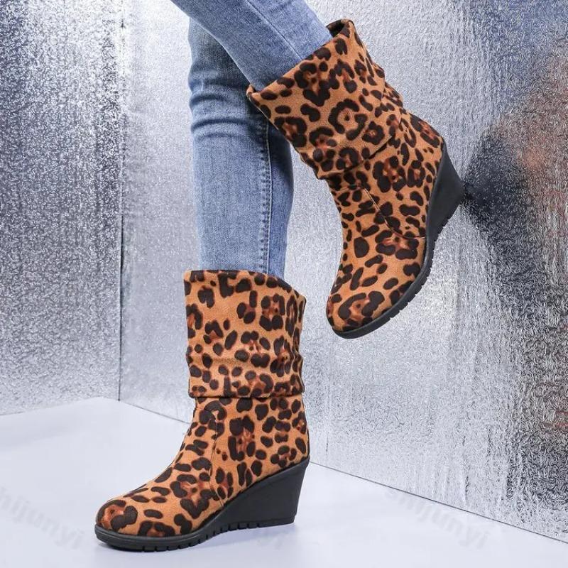 Botines de leopardo sexys para mujer, novedad de otoño invierno 2025, botas cortas con cuña plisada de diseñador, botines puntiagudos de moda para mujer