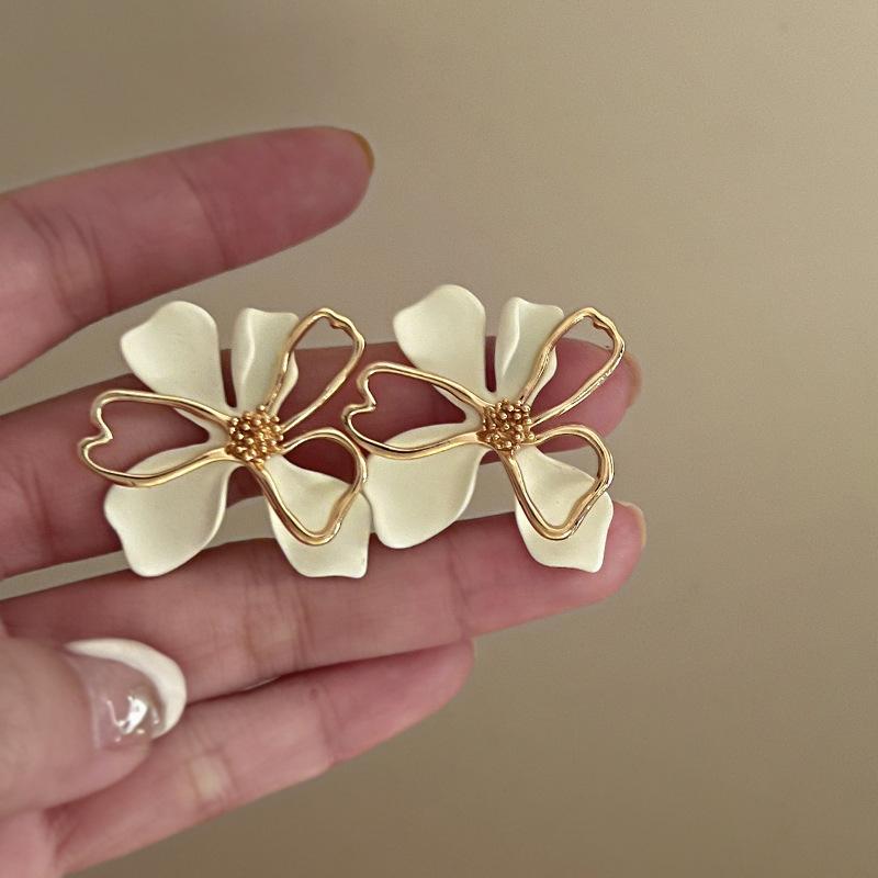 

Silver needle French retro flower earrings super fairy light luxury high-end stud earrings niche design ins earrings women