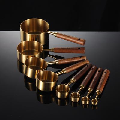 Edelstahl titanbeschichteter Gold-Akazienholz-Messlöffel Messbecher Küchenbackmesswerkzeug Teelöffel siebenteiliges Set