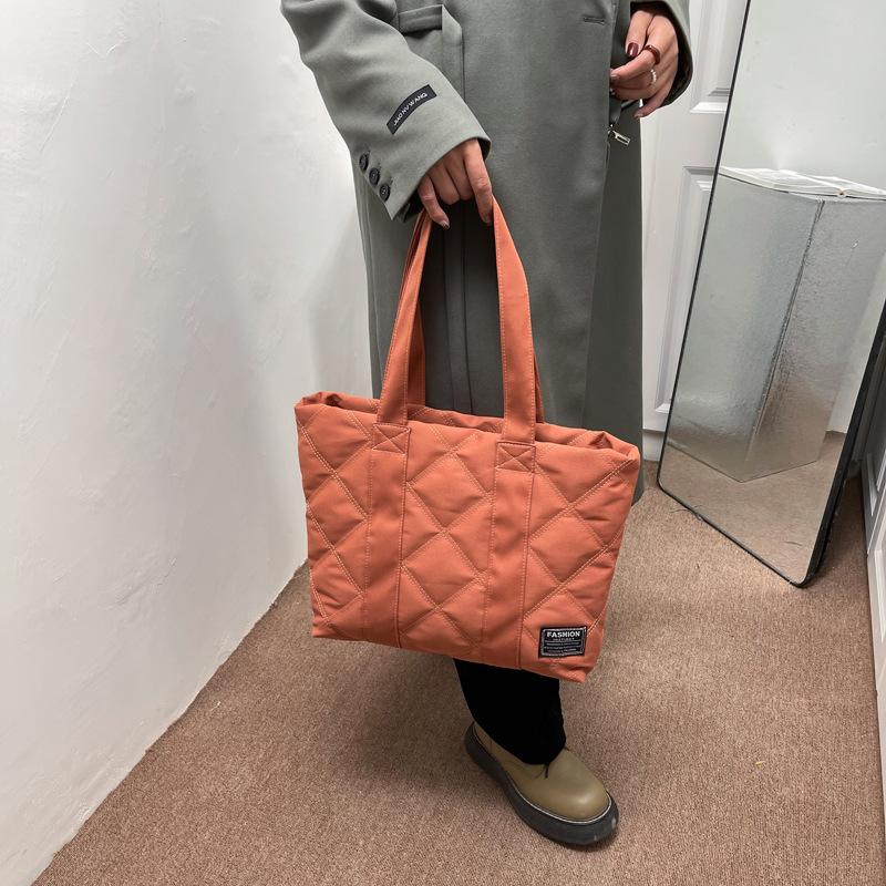New Fashiable Flow Large Capacity Casual Lightweight Nyl Handbag Ladies Fashiable Street One Shoulder Package