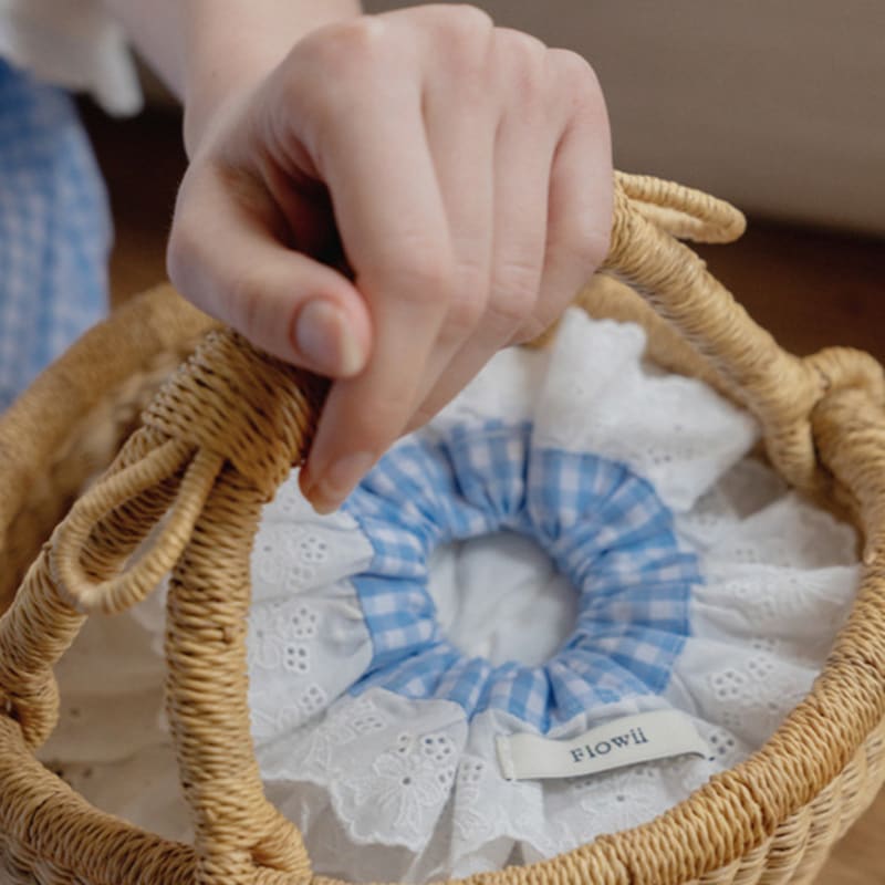 

Фирменная резинка-скранчи Flowii [синяя клетка] FREE