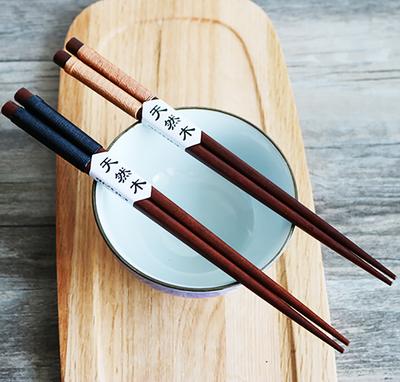 Drewniane pałeczki do jedzenia z owijką chińskie jedzenie makaron sushi antypoślizgowe pałeczki dom hotel restauracja pałeczki zastawa stołowa