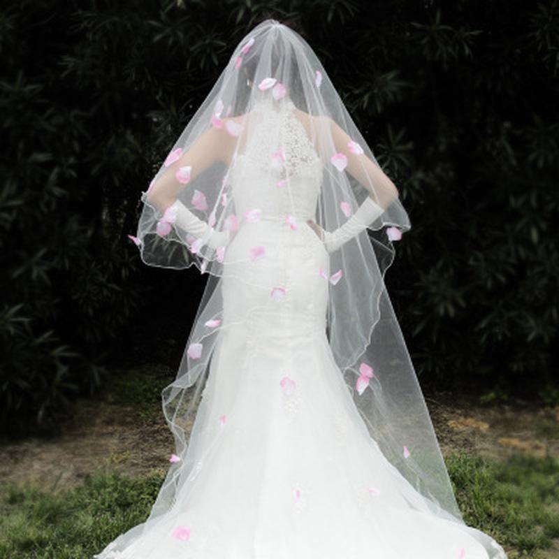 Romantisches Hochzeitskleid mit Schleier Rosa Blüten Verzierungen Schleierlagen Tüll Bandkante Brautschleier