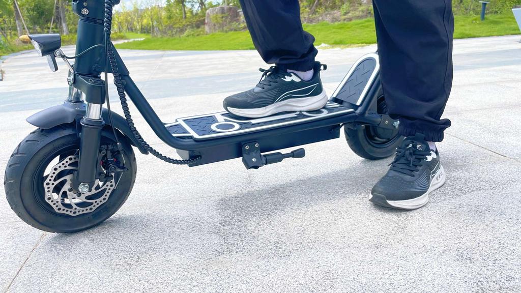 DriveTron DT01 Electric Scooter: 36V 13Ah Battery, 30 Km/h, 40-50 Km Range, 400W Motor, Front Suspension