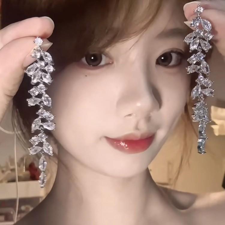 

Серьги с бахромой из листьев бриллиантов, нишевые темпераментные универсальные серьги, модные серьги с высокой индивидуальностью, женские