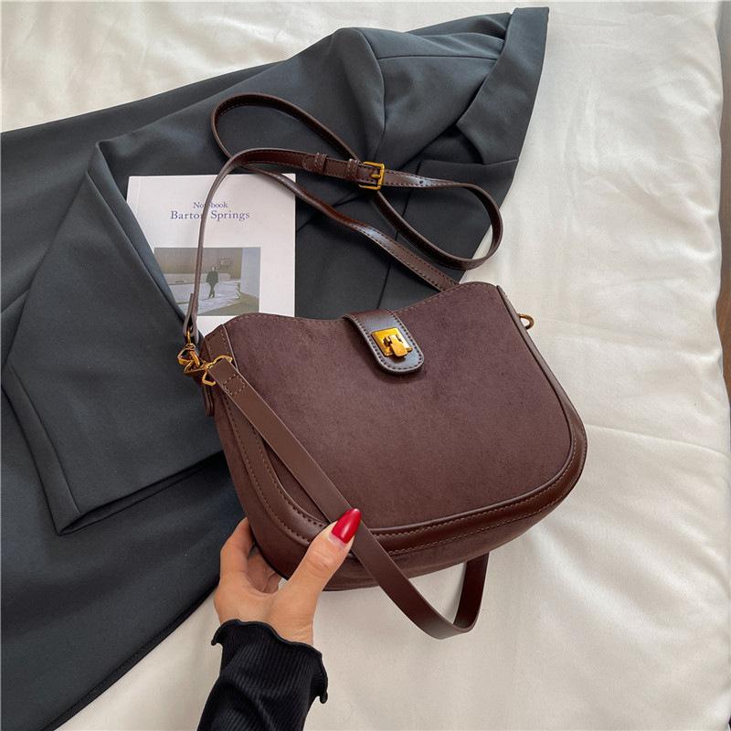 

Нишевая дизайнерская сумка женская 2025 новая мода модная сумка-седло универсальная ретро высококлассная на плечо сумка-мессенджер кофейный