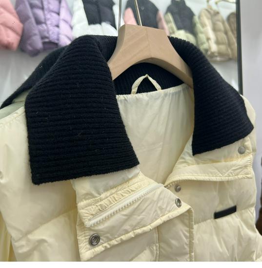 High-End Women's Short Down Vest - Square Neck, Autumn/Winter 2023, White Duck Down Outerwear