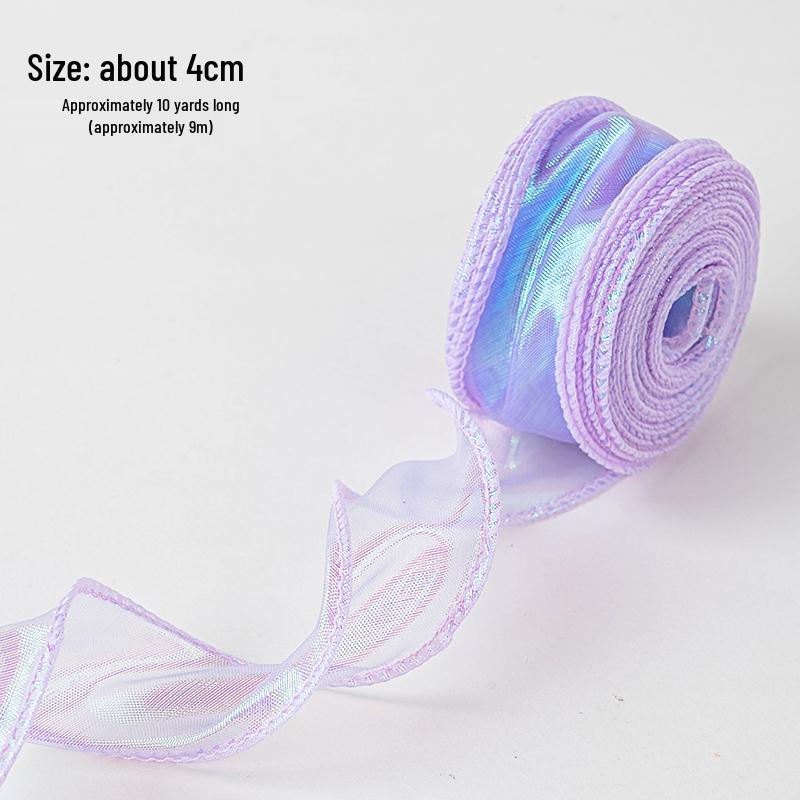 Minimalistischer Tulpen-Kuchenaufsatz mit frischen Blumen und Band für den Muttertag oder Geburtstag