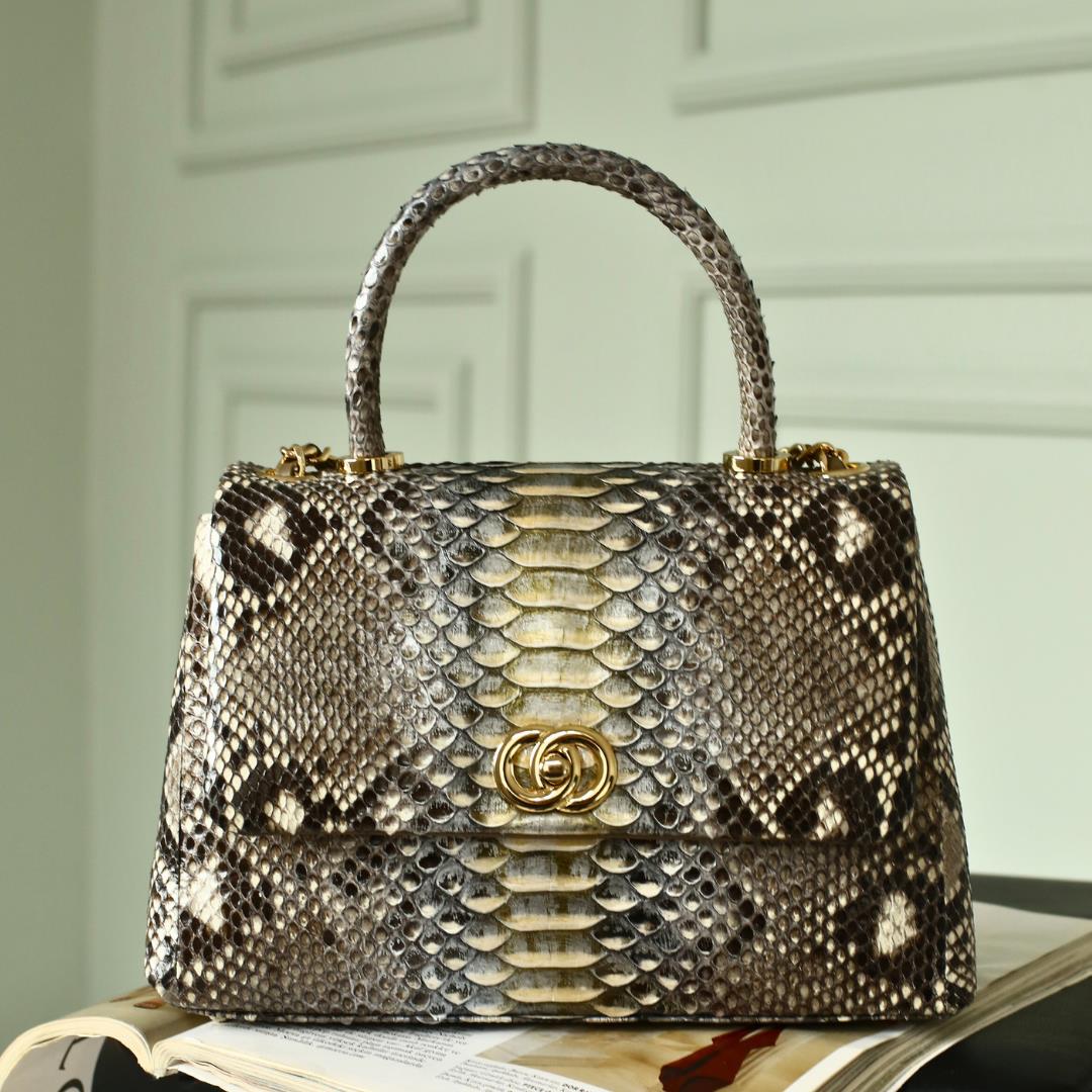 

Модель женской сумки из натуральной кожи ограниченного выпуска