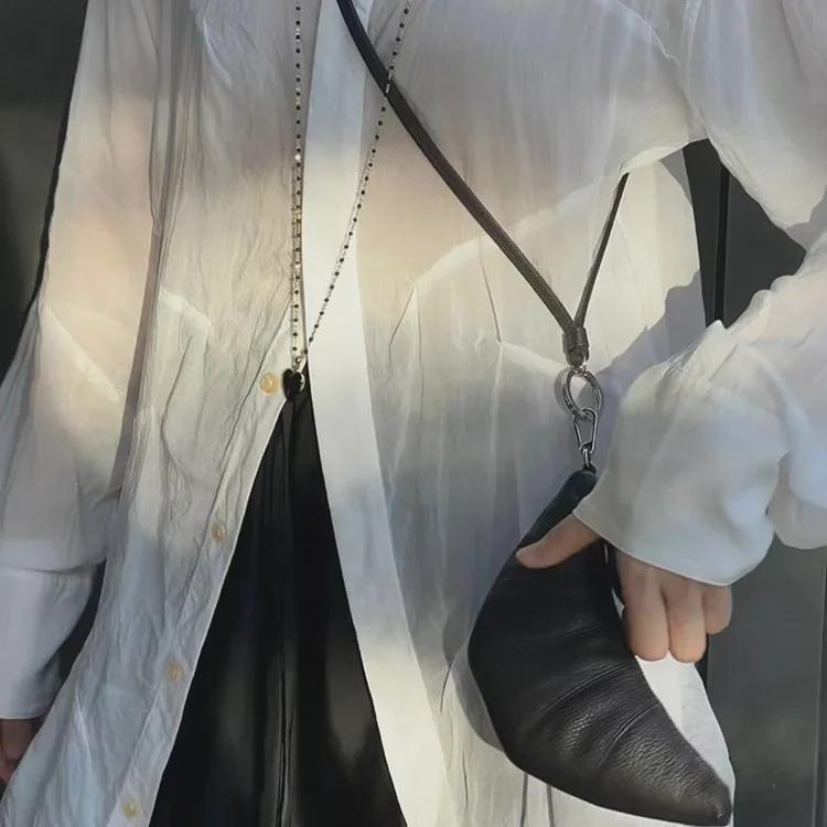 Oryginalna skórzana mini torebka typu croissant w kształcie pieroga - portmonetka i portfel z miejscem na dowód osobisty i klucze