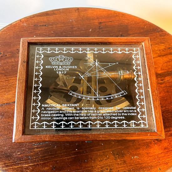 Nautyczny Sekstant Mosiężny w Drewnianym Pudełku Marynarski Nautyczny Kolekcjonerski Dekor