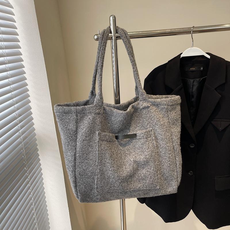 

Casual simple large-capacity bag women s popular autumn and winter new shoulder bag fashionable foreign commuter messenger tote bag сірий колір