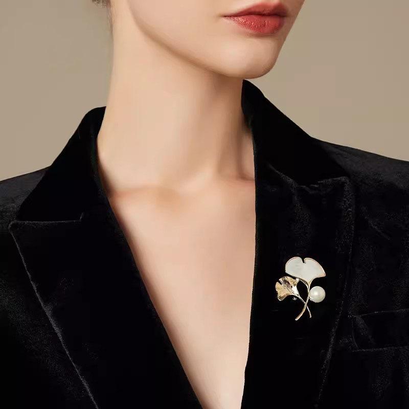 Fashionable and Niche Ginkgo Leaf Brooch, High-end Feminine Pearl Brooch, Anti-exposure Clasp
