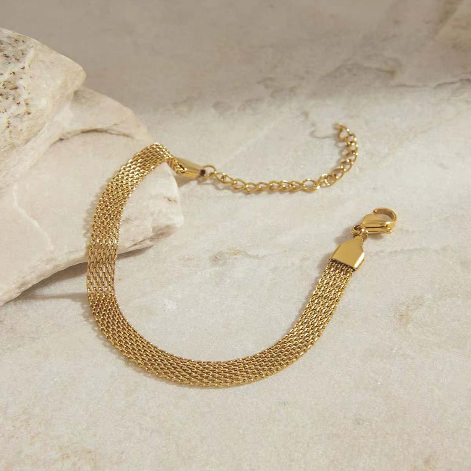 

Women Mesh Chain Bracelet Adjustable Length Stainless Steel Clasp Elegant Design Minimalist Style Suitable for Daily Wear and Special Occasions One Size золотой