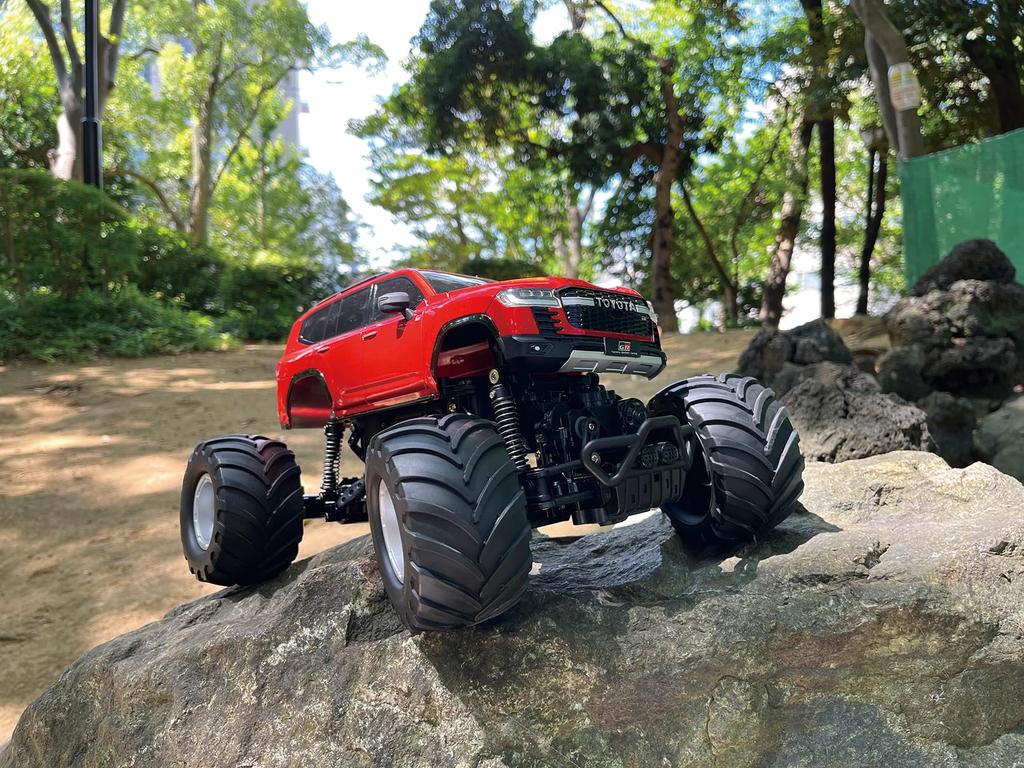 Happinet Giga Splash Toyota Land Cruiser GR SPORT 1/16 R/C (Ages 6+)