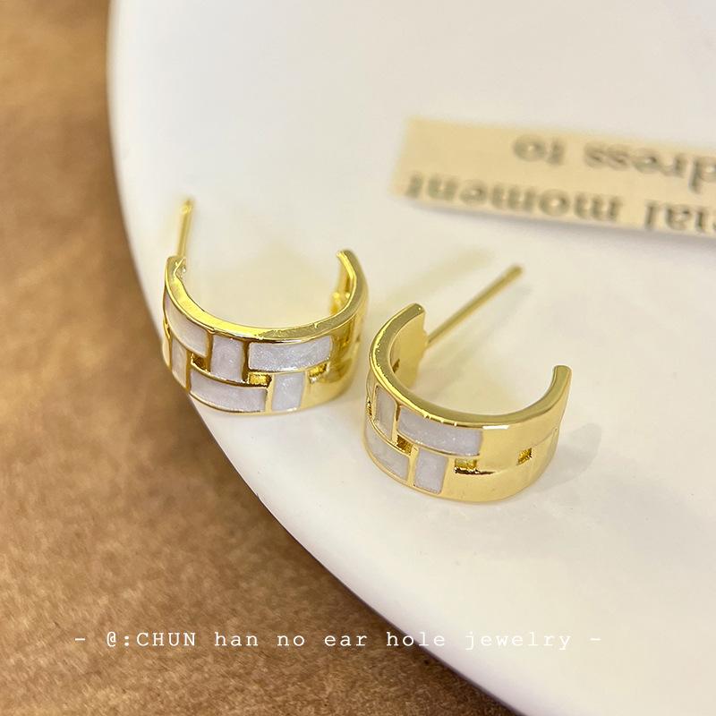 

Japanese and Korean metal woven oil drip ear clips spring and summer geometric niche design stud earrings simple retro silicone no ear piercings