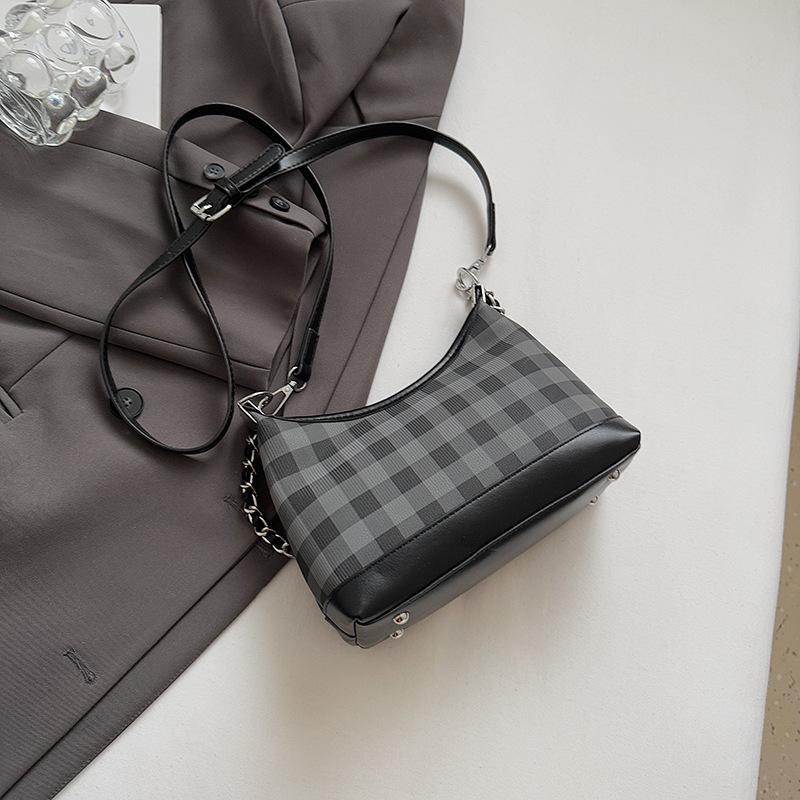 

Премиальная маленькая сумка в иностранном стиле женская 2025 новая летняя универсальная на плечо под мышку сумка для通勤 супер огонь сумка-ведро чёрный