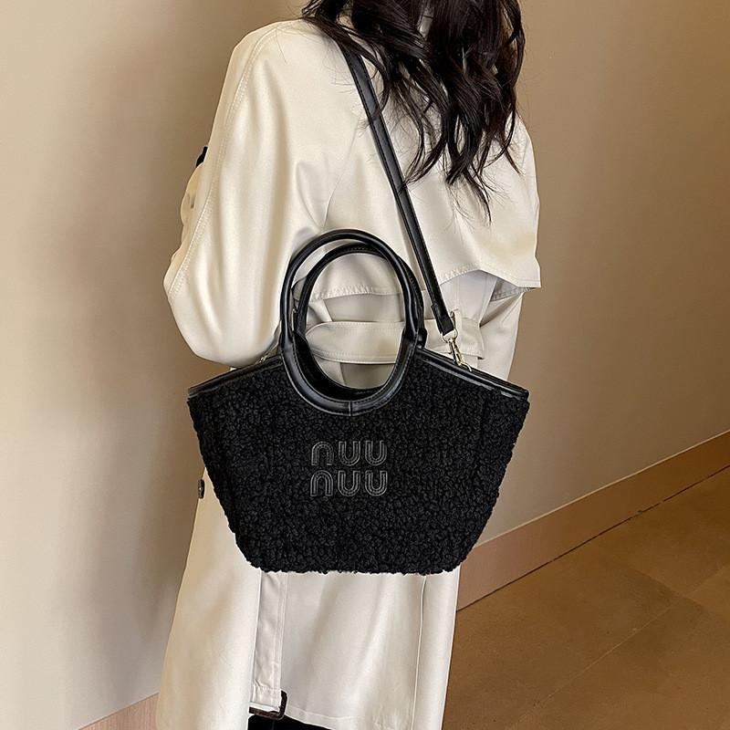 2023 New Sheepskin Tote Bag With Lamb Wool Retro Style Medium Size European And American Style