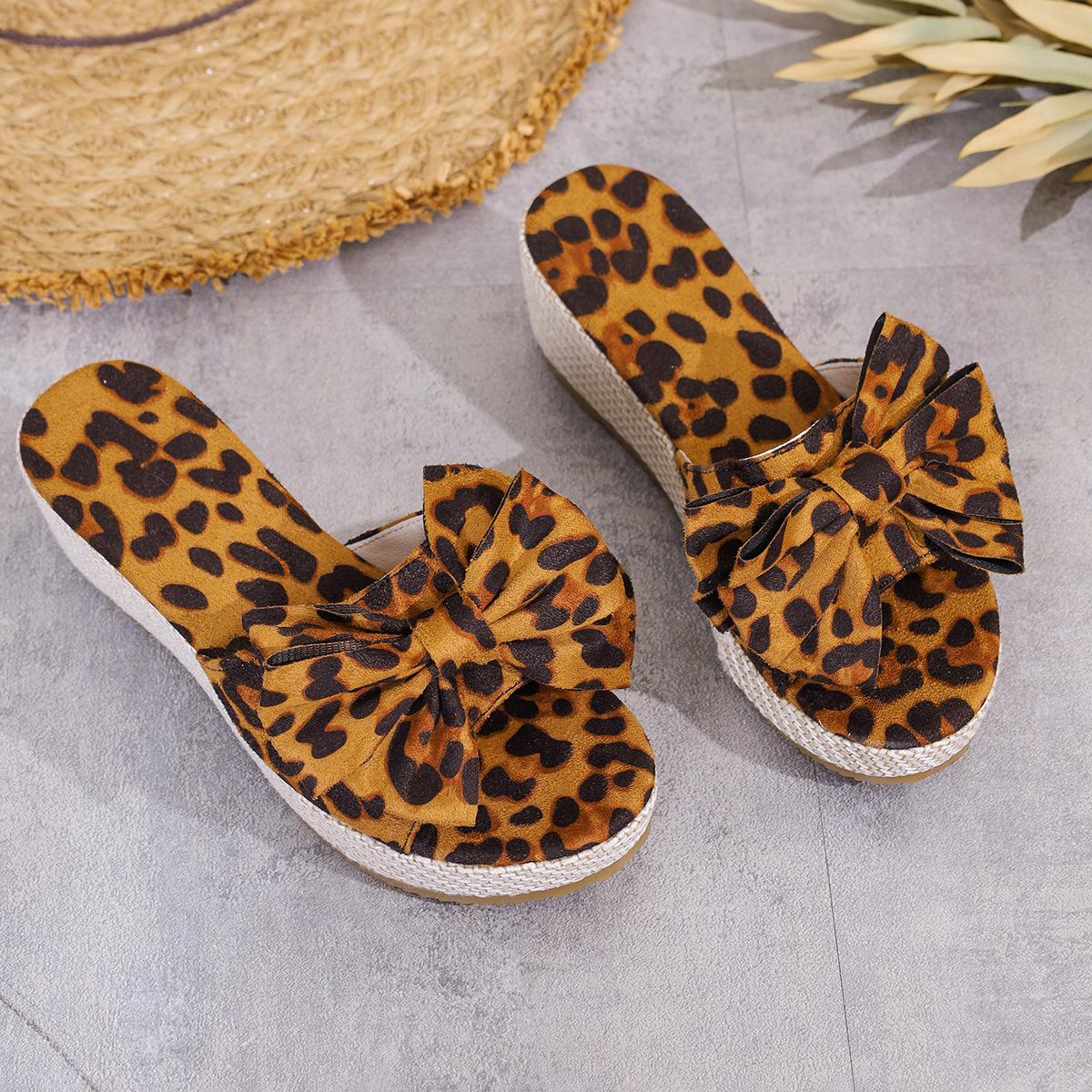 

Тапочки женские летние нескользящие 2025 новые на толстой подошве для улицы пляжные уличные с цветком корейская версия на высоком каблуке обувь для увеличения роста 43 коричневый