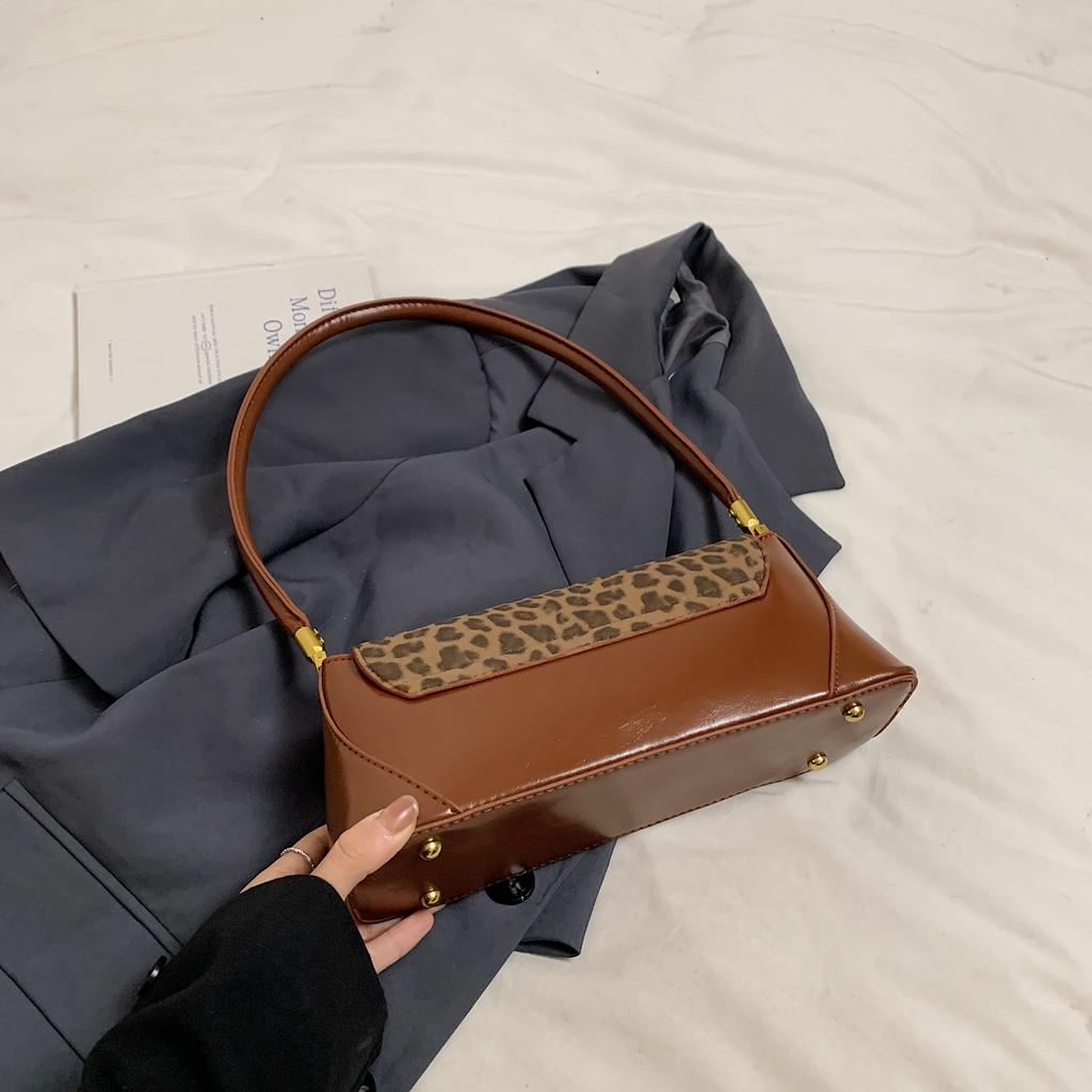 Women's Fashionable Leopard Print Crossbody Bag Retro Unique Commuter Armpit Bag