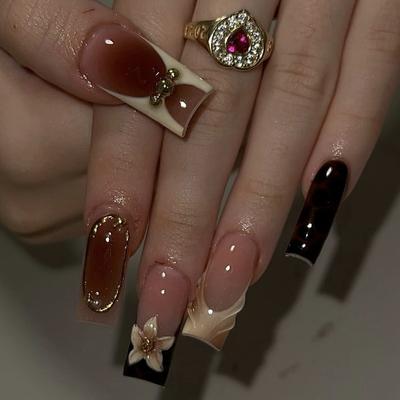 24 SZTuki Retro Brązowe Francuskie Sztuczne Paznokcie 3D Rzeźbione Kwiaty Średnie Kwadratowe Sztuczne Paznokcie ze Złotymi Wzorami Wysokiej Jakości Paznokcie Press On