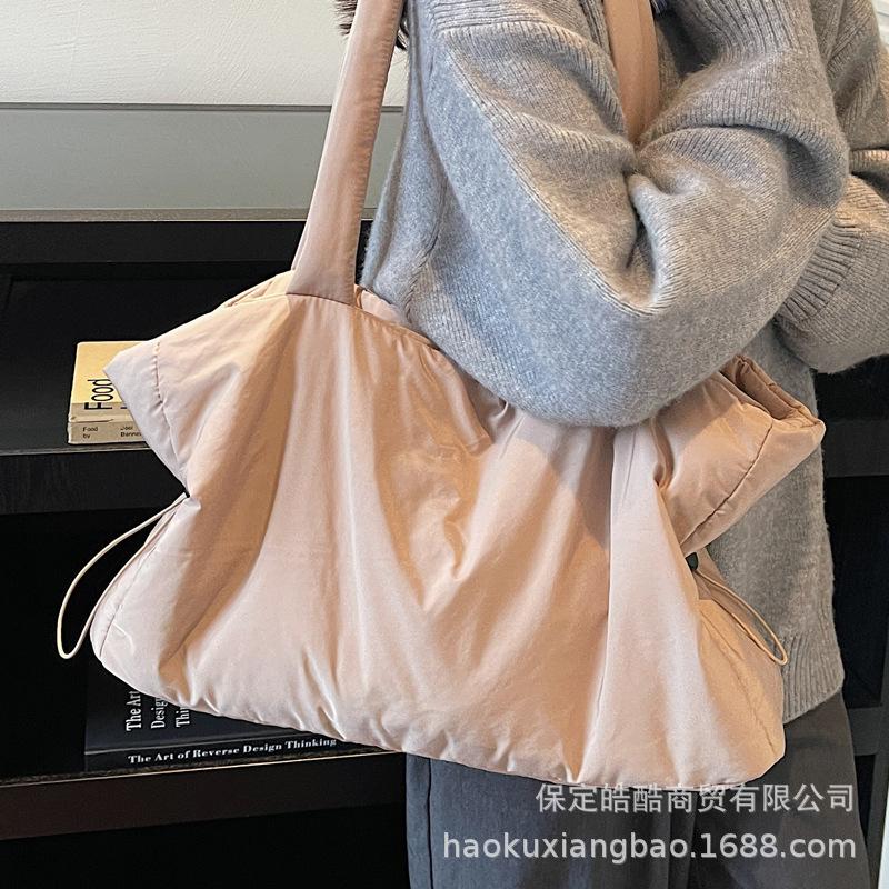 Large capacity bag women 2025 popular new tote bag nylon ins commuter student shoulder armpit bag women