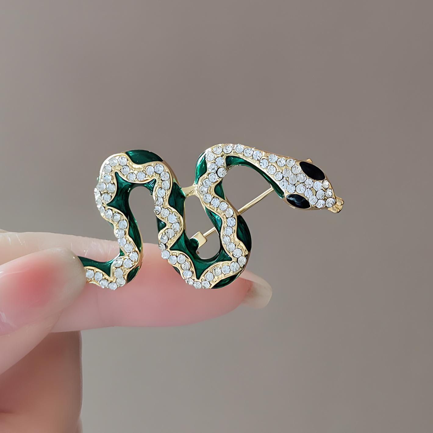 

Ретро-брошь в виде змеи с бриллиантами, изысканный корсаж с изображением животных, нишевый дизайн, булавка для чувств, универсальные аксессуары для мужских и женских костюмов